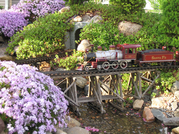 How Garden Trains Work: Plants, Flowers, Bushes for your Garden